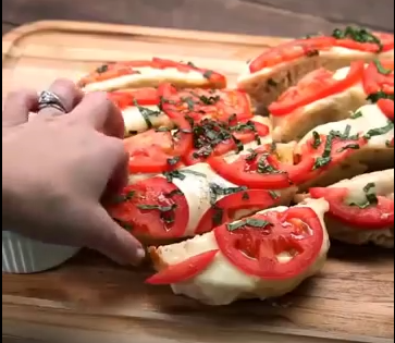Pan de tomate, ajo y mozzarella